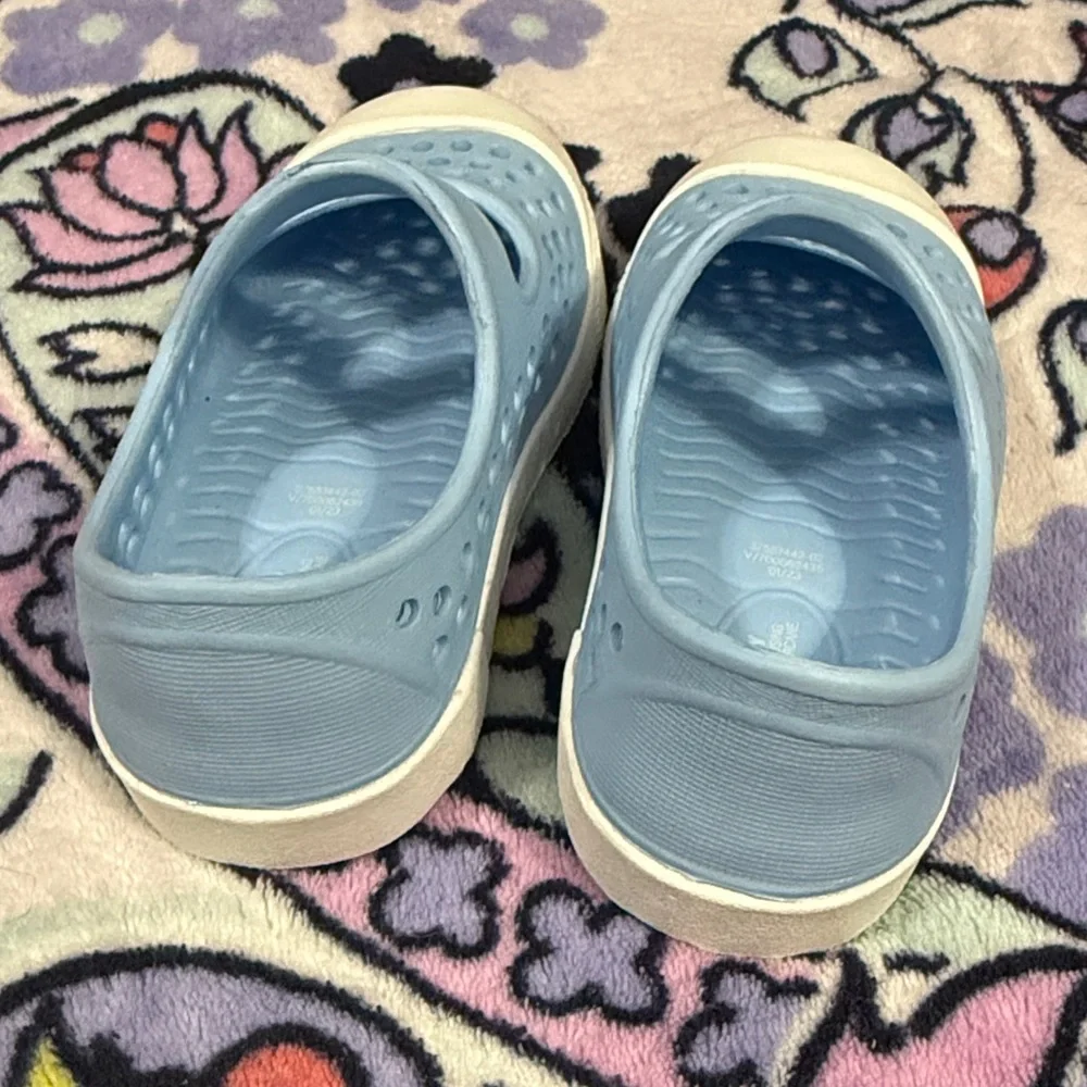 Old Navy Kids Light Blue and White Water Shoes